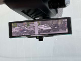 インテリジェントルームミラー。車両後方のカメラ映像をミラー面に映し出すため、車内の状況や天候などに影響されずいつでもクリアな後方の視界が得られます。