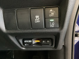 Hondaセンシング用の、VSA(ABS+TCS+横滑り抑制)解除とレーンキープアシストシステムのメインスイッチなどはハンドルの右側に装備しています。その下にETC2.0がついています。