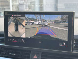 ●サラウンドビューカメラ『車両の4つのカメラから得た映像を合成し、上空から眺めているような映像をモニターに映し出します。車両周辺の歩行者や障害物などの発見に役立ちます。』