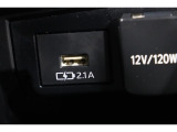 iPadやタブレットの充電が速く完了する2.1AのUSBポートも装備しています。