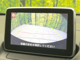 【バックカメラ】駐車時に後方がリアルタイム映像で確認できます。大型商業施設や立体駐車場での駐車時や、夜間のバック時に大活躍!運転スキルに関わらず、今や必須となった装備のひとつです!