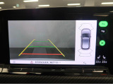 ギアをリバースに入れると車両後方の映像を映し出します。画面にはガイドラインが表示され、車庫入れや縦列駐車などの際に安全確認をサポートします。
