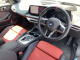 【コックピットシート】BMW車の主役席。車体中央にくる様に配置し車両重心とが一致する事でドライバーと車との一体感あるドライビングを実現。人間工学に基づき形成した形状が長時間のドライブ疲労も軽減します!