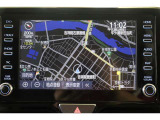 スマホやiPhoneと連携し、対応アプリを表示させて使うディスプレイオーディオ。使い慣れた従来のトヨタ車載ナビが利用できるエントリーナビキットは【新品】を取付けてあります。