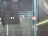 マットブラックにホワイトのLIBERALAのロゴの建物と看板が目印です。