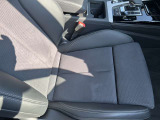 体を支えるためにシートを硬めにしております。長時間の運転でも疲れにくいように、サポート力重視で設計されております。