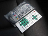 地デジチューナーとDVDドライブのリモコンが付属します。