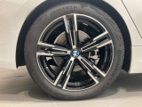 BMWの純正アロイホイールは軽量かつ強度にも優れているホイールで走行性能を引き上げる設計になっております。足元にもBMWは妥協がなくこだわっている個所になります。