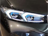 【LEDヘッドライト】先進のLEDテクノロジーを採用。放射される白色光の周波特性は太陽光に近く、バイキセノン・ヘッドライトを上回るコントラストで更に明るく輝きます!