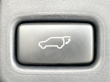 【パワーバックドア】スマートキーや運転席のボタンを押すだけでリアゲートが自動で開閉します!荷物を持っている時や、高い位置にあるバックドアを閉める際に便利な機能です♪