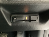 ハンドルの右下にETCがついています。高速道路の料金所の通過も楽々です!。 カードの取り出しもしやすい場所についています。