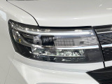 【LEDヘッドライト】悪天候や夜間走行時も良好な視界を確保し安心して運転できる高輝度LEDヘッドライトを装備!点灯速度が早く、消費電力も抑えられています。