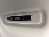【リアオートエアコン】広い後部座席には必須の機能!風量や温度を自動で調整し前席と同様な車内環境にしてくれるリアオートエアコンを装備。夏の暑さも冬の寒さもストレスなく快適にお過ごしいただけます♪