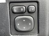 【電動格納ミラー】運転席のスイッチで、ドアミラーの開閉や角度の調整ができます。