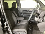 女性でも運転がしやすいように、シートの高さ調整機能(シートリフター)がついています。運転席と助手席の間が空いている為、助手席側への移動がスムーズです。交通量の多い道でも助手席側から乗り降りができます。