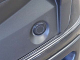 コーナーセンサーを車の前後に装備。障害物までの距離に応じて警告音を変えてお知らせ。縦列駐車時や駐車場・車庫などでの取り回しをサポートします。詳細は販売店スタッフまでおたずねください。