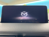 【10.25インチマツダコネクト】車内の雰囲気にマッチした大型ディスプレイ。スマホ接続でのナビ使用やBluetooth再生等、様々な機能が楽しめます。直感的なダイヤル操作が可能で、使い勝手も良好です。