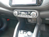 車内の室温を自動で一定に保ってくれる便利なオートエアコンが付いています。温度を設定するとクルマがエアコン噴出し温度を上げたり下げたり風量を変えたりしてくれるので運転に集中が出来ますよ。