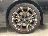 【BMWアロイホイル】軽量かつ強度に拘ったアロイホイル。走行性能ポテンシャルを引き出す設計。車の足元を引き締めてくれる大きなポイントはアロイホイルです。