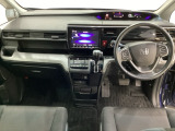 車内は光触媒抗菌消臭施工済です。スタイリッシュなデザインでスポーティなインパネ周りを演出します。グローブボックスやカップホルダーのほかにトレーなどたくさんの収納スペースが付いています。