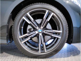 【BMWアロイホイル】軽量かつ強度に拘ったアロイホイル。走行性能ポテンシャルを引き出す設計。車の足元を引き締めてくれる大きなポイントはアロイホイルです。