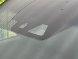 【ホンダセンシング】走行中に前方の車両等を認識し、衝突しそうな時は警報とブレーキで衝突回避と被害軽減をアシスト。より安全にドライブをお楽しみいただけます。