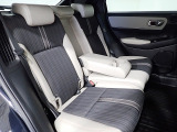 リアシートは3名乗車も可能ですが、2名の時にはセンターの大型のアームレストを使用してゆったりとくつろげるのでとても快適です。