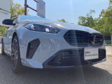 【LEDヘッドライト】先進のLEDテクノロジーを採用。放射される白色光の周波特性は太陽光に近く、バイキセノン・ヘッドライトを上回るコントラストで更に明るく輝きます!