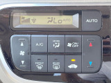 【オートエアコン】一度お好みの温度に設定すれば、車内の温度を検知し風量や温度を自動で調整。暑い…寒い…と何度もスイッチ操作をする必要はありません。快適な車内空間には必須の機能ですね♪