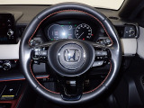 ハンドル左側にはオーディオ操作が出来るオーディオリモートコントロールスイッチ、右側にはHonda SENSINGとオートクルーズコントロールのスイッチを装備!