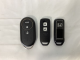 スマートキーを装備しています。鍵を差し込むことなくドアロックの開け閉めと、スタートボタン操作でのエンジンスタートができます。加えて、純正リモコンエンジンスターター用の操作キーもついています。