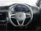 Volkswagen全車共通の上質な本革を使用した手触りのしっとりとしたステアリングです。唯一素肌が触れるハンドルは上位モデルと同じ握り心地になっております。