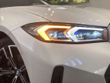 BMWの伝統の丸目4灯ヘッドライトでございます。LEDライトで視認性もよく明るく安全性の向上につながります。