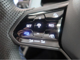 ◆クルーズコントロールにレーダーセンサーを組み合わせ、先行車を測定し設定されたスピードを上限に自動で加減速を行います。一定の車間距離を維持することで、長距離走行でのドライバーの疲労を低減させます。