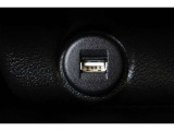 通信/充電用のUSBポートが装備されています。iPhoneやスマートフォンを繋いで音楽を再生したり、充電したり。車内にあると便利なアイテムのひとつですね!