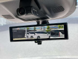 インテリジェントルームミラー。車両後方のカメラ映像をミラー面に映し出すため、車内の状況や天候などに影響されずいつでもクリアな後方の視界が得られます。