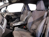 【助手席シート】運転席シート同様長時間乗車・スポーツドライビングでも疲れにくい形状にセッティングされたシートを装備しております。