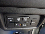 こちらのお車には先進安全装備が多数搭載されています。衝突被害を回避あるいは軽減するためのブレーキや、後方死角からの接近警報、車線逸脱を防止する警報装置など、詳しくはスタッフまでお尋ねください。