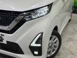 【LEDヘッドライト】悪天候や夜間走行時も良好な視界を確保し安心して運転できる高輝度LEDヘッドライトを装備!点灯速度が早く、消費電力も抑えられています。