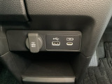 アクセサリーソケットはUSBのアダプターなどをつければ、スマホの充電にも使えます。横にはナビゲーション用の外部入力やスマートフォンなどの充電可能なUSB端子が1個ずつついています。