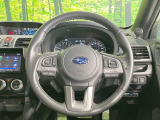 【純正革巻きステアリング】上質な革を使用することで、手にしっかり馴染みとても運転しやすいハンドルです♪