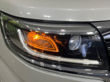 【LEDヘッドライト】悪天候や夜間走行時も良好な視界を確保し安心して運転できる高輝度LEDヘッドライトを装備!点灯速度が早く、消費電力も抑えられています。