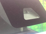 【スマートアシスト】走行中に前方の車両等を認識し、衝突しそうな時は警報とブレーキで衝突回避と被害軽減をアシスト。より安全にドライブをお楽しみいただけます。