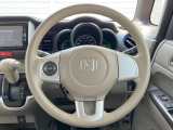 インテリアに合わせたデザインのステアリングは、運転される方のことも考え、運転しやすい形状、大きさです。是非一度、実際に触ってお確かめください。