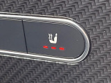 ●フロントシートヒーティング:運転席・助手席共に三段階で調節が可能なシートヒーターを装備しております。季節を問わず快適にご使用いただけます。