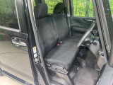 運転席まわりには十分なスペースがあり、大柄な方でもゆったり運転していただける環境です。