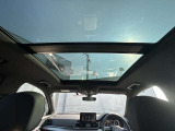 ●サンルーフ『天井の開放感を感じられ、風景を楽しむことができます。車のデザインにおいてもサンルーフは高級感やスタイリッシュさを演出します。』