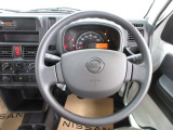 運転が楽しくなる明るく開放的な運転席まわりです。