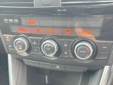 【左右独立型フルオートエアコン】運転席と助手席でそれぞれお好みの温度に設定可能。同乗者にも配慮した、快適な空調をお届け致します。