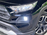 【LEDヘッドライト】悪天候や夜間走行時も良好な視界を確保し安心して運転できる高輝度LEDヘッドライトを装備!点灯速度が早く、消費電力も抑えられています。